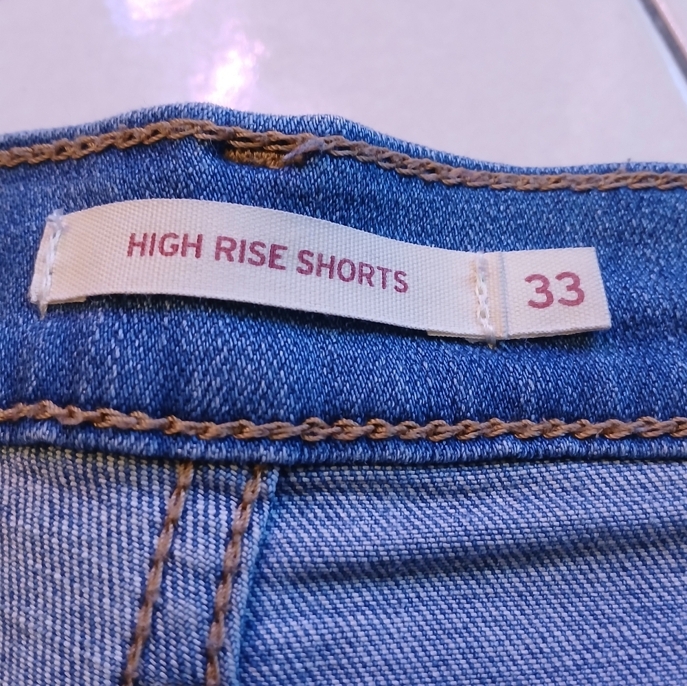 Women's Levis Distressed Denim Shorts. Sz. 33 - Picture 7 of 7